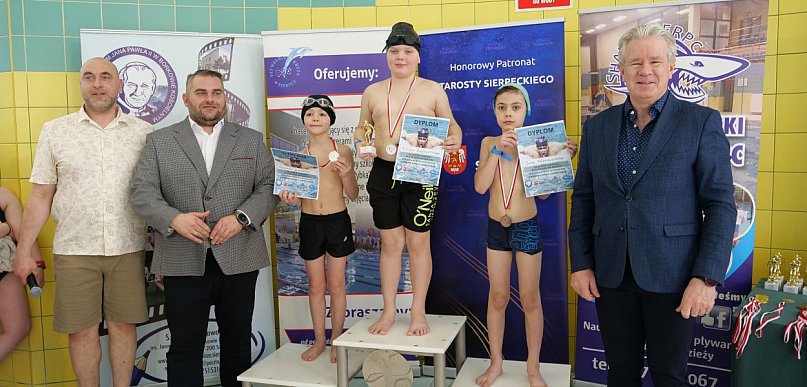 Młodzi pływacy na starcie
