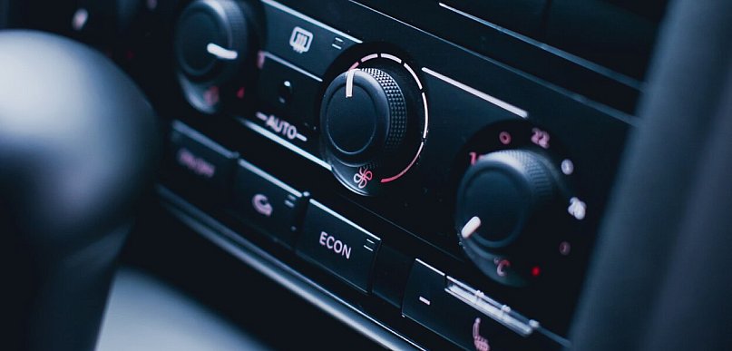 Elektronika w służbie kierowcy - klucz do spokoju na trasie i jak o nią dbać