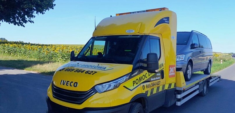 Pomoc drogowa w trasie międzynarodowej - dlaczego szybki kontakt na stronie ma zna