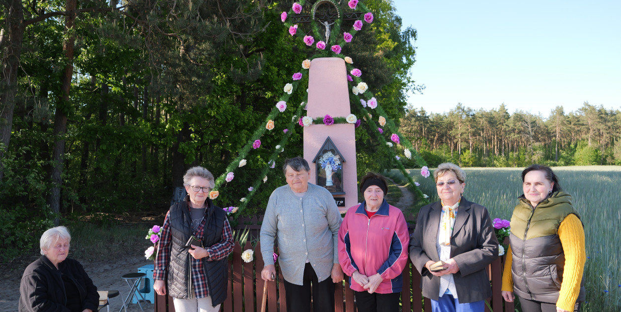 Nabożeństwo majowe przy kapliczce w Mościskach