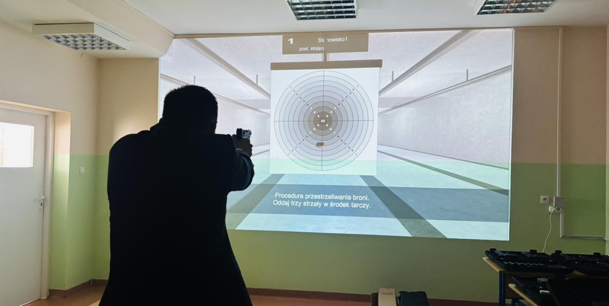 Mobilna strzelnica trafiła do szkoły w Zawidzu