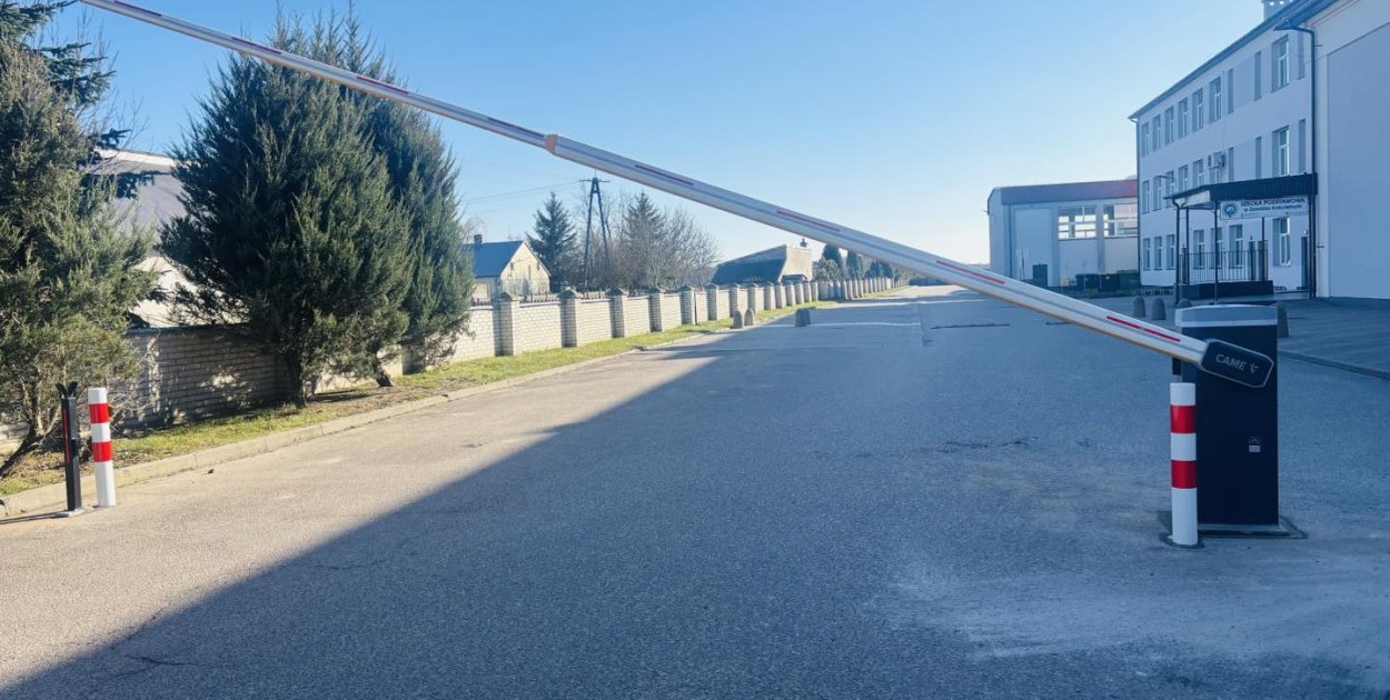 Szlaban przy szkołach