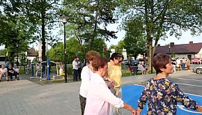 Potańcówka przed dworcem kolejowym w Sierpcu