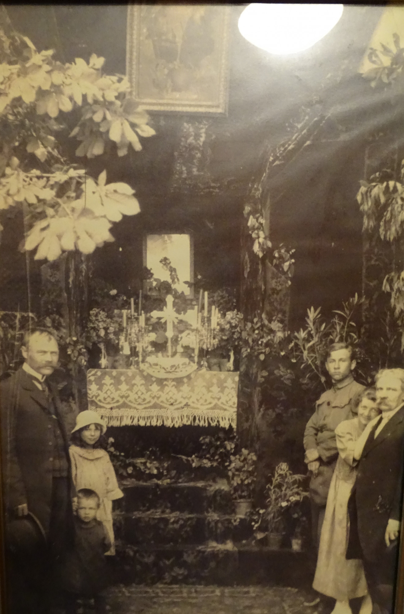 w drzwiach wejściowych domu przy ul. Wojska Polskiego, fot. arch. rodzinne