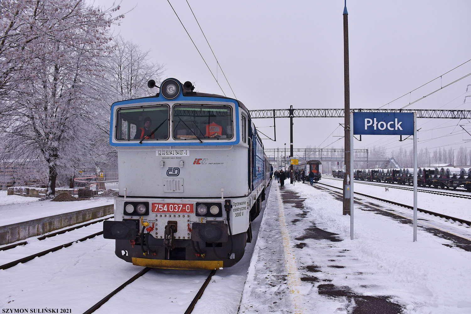 Lokomotywa 754 037-0 dzierżawiona przez spółkę PKP Intercity od Kolei Czeskich po dojeździe do stacji Płock z pociągiem TLK 54102 Flisak relacji Gdynia Główna – Katowice, obok skład pociągu relacji przeciwnej